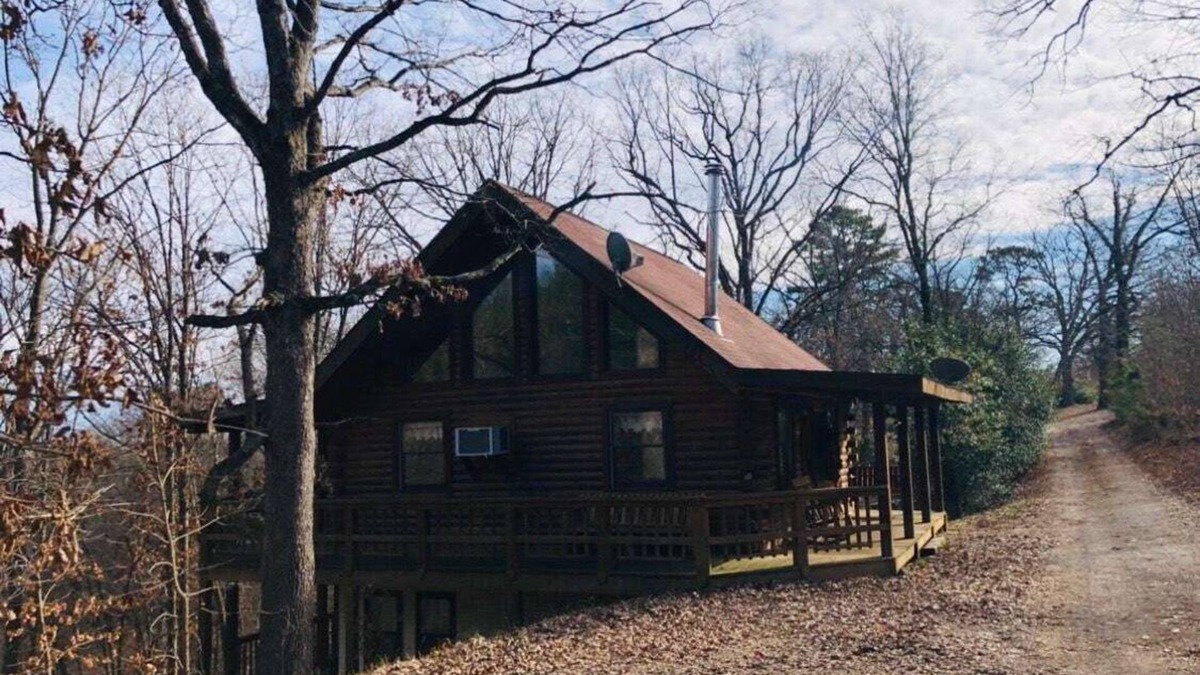 Eureka Springs Cabin | The Loft at Bear Mountain with Hottub