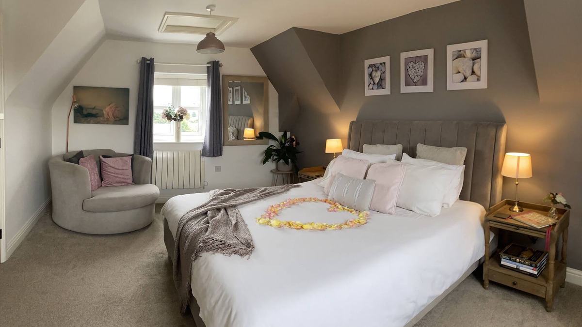 Burton on Trent Cottage | The Loft at Peake’s Retreats + private hot tub