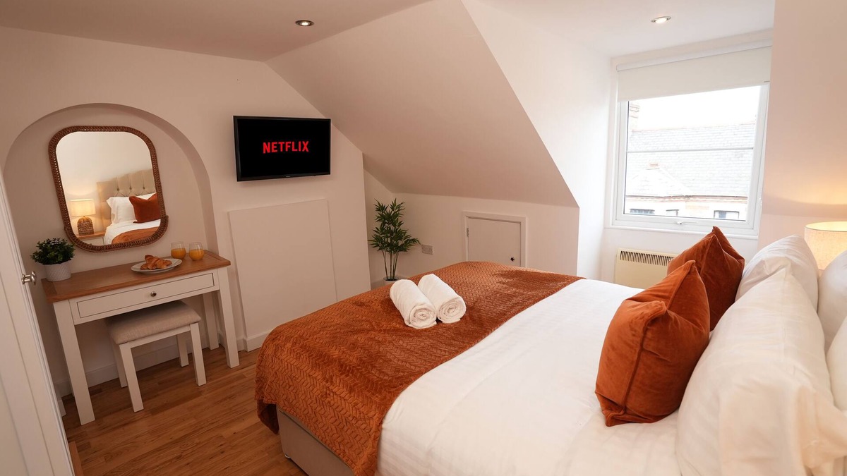 Mill Road Apartment | The Loft King Bed Central Cambridge Apartment