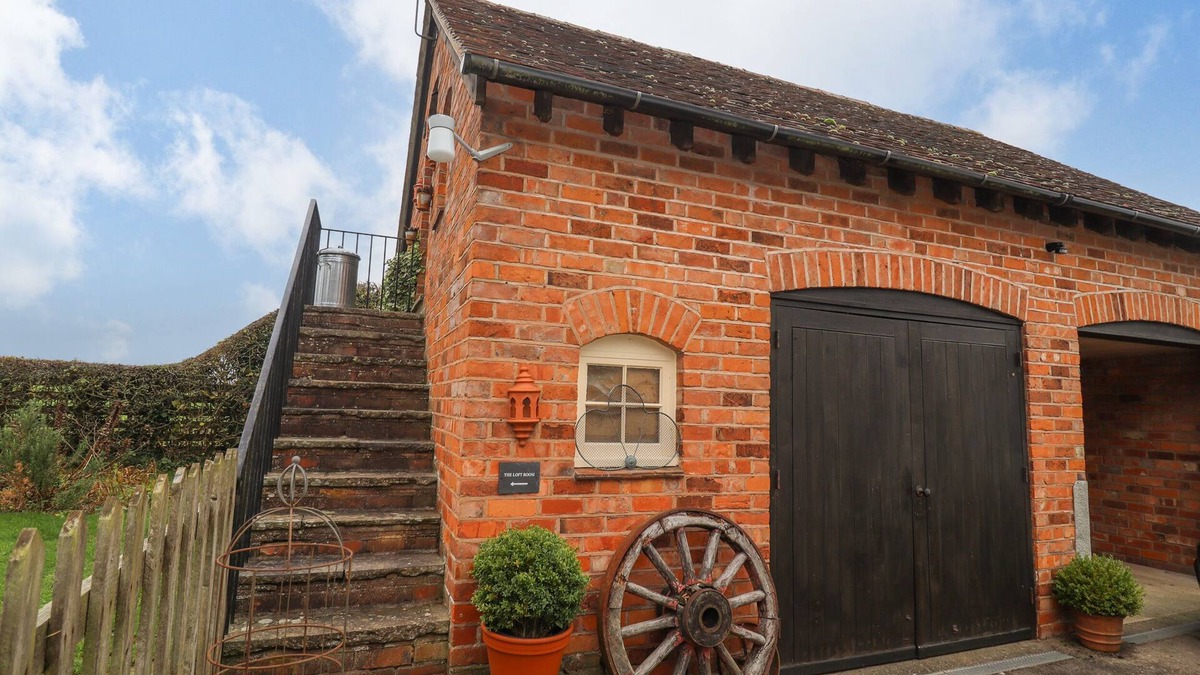 Dymock Cottage | THE LOFT ROOM, romantic, character holiday cottage in Newent