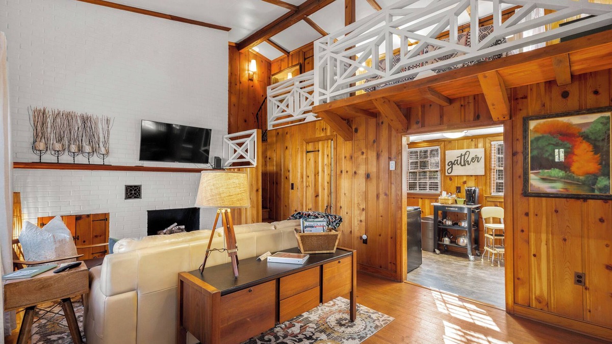 Petersburg Cottage | The “Lofty Cottage” Charming 1-bedroom cottage in marvelous Petersburg