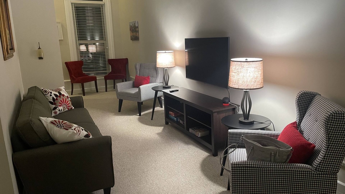 Hillsdale Apartment | The Lofty Owl - Updated historical apartment in quaint downtown Hillsdale