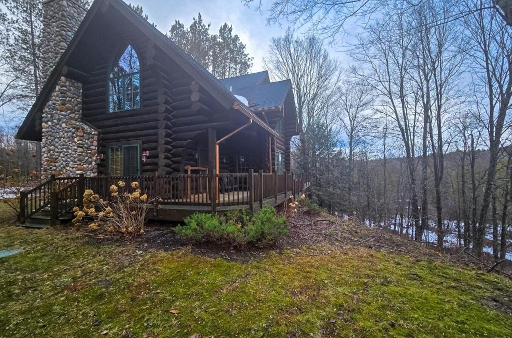 Thompsonville House | The Log Cabin on The Betsie River