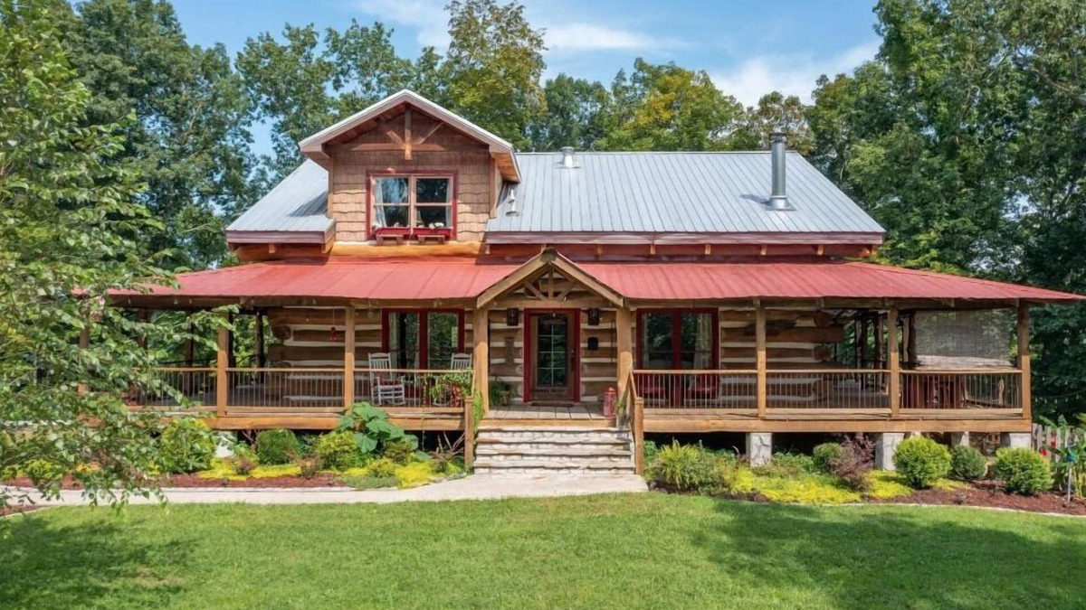 Cottontown Cabin | The Log Palace Private Guest Suite by RedAwning