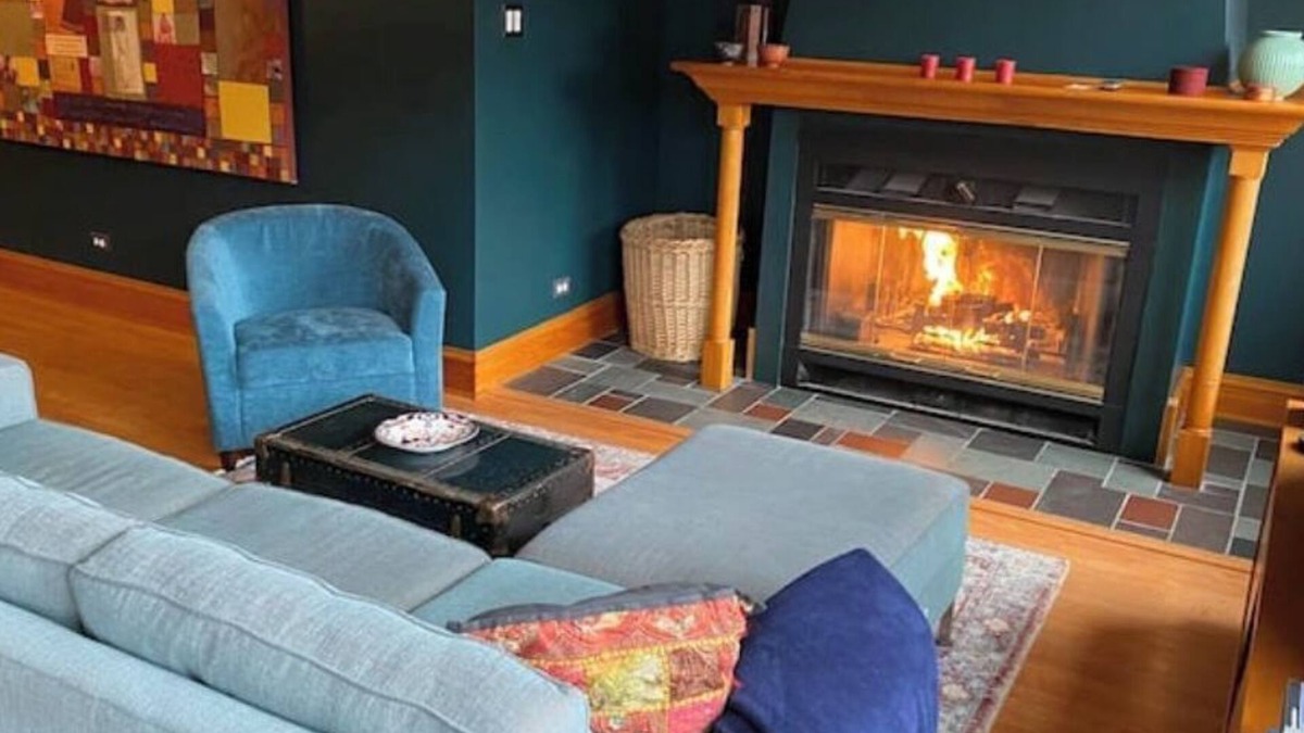 Logan Square Apartment | The Logan Square Guest House - Classic Vintage Comfort With Free Parking!