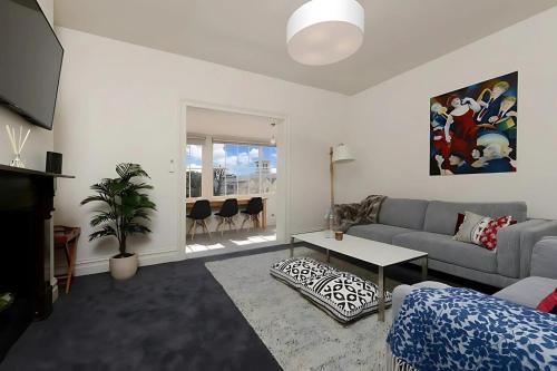 Battery Point Apartment | The Lollyshop Apartment in Battery Point