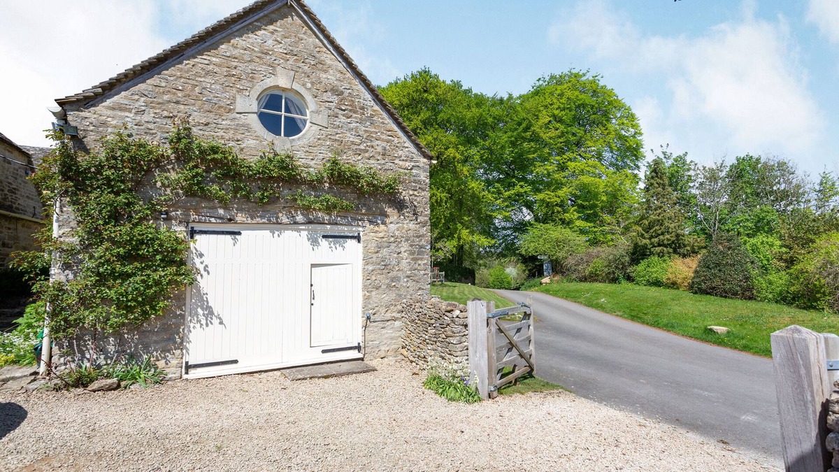 Duntisbourne Abbots Cottage | THE LONG BARN, family friendly, with a garden in Duntisbourne Abbots