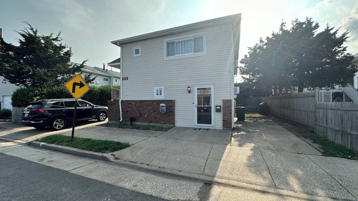 Long Beach Apartment | The Long Beach Gem is a Cozy 3-bedroom apt with a 5min walk to the beach
