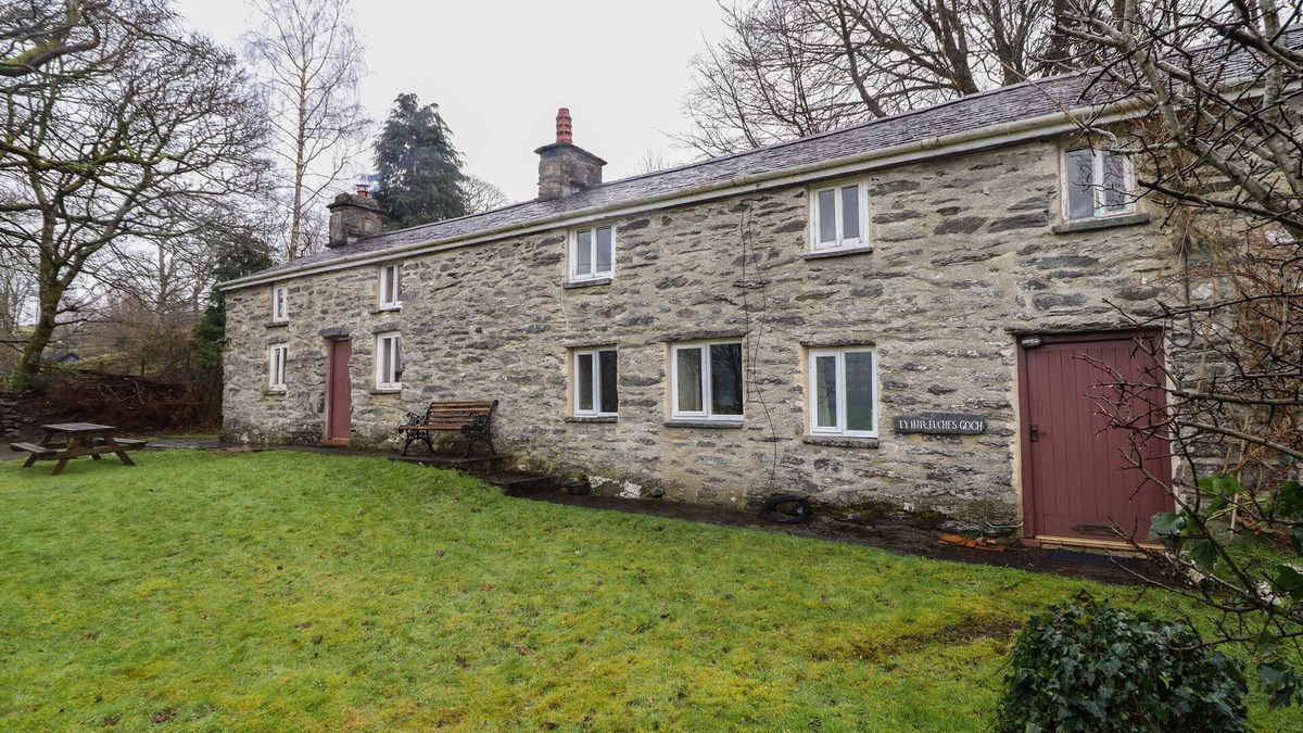 Penmachno House | THE LONG HOUSE, pet friendly, character holiday cottage in Penmachno