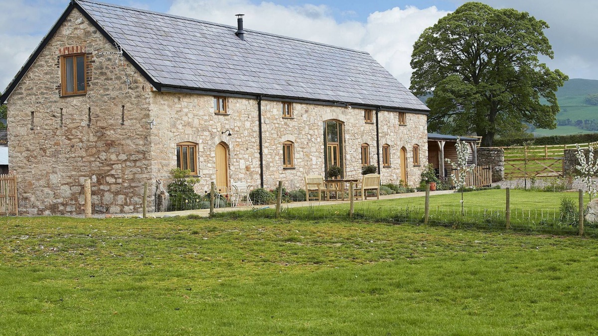 Ruthin House | The Longbarn is a Grade II listed luxury home, fully renovated inside and out.