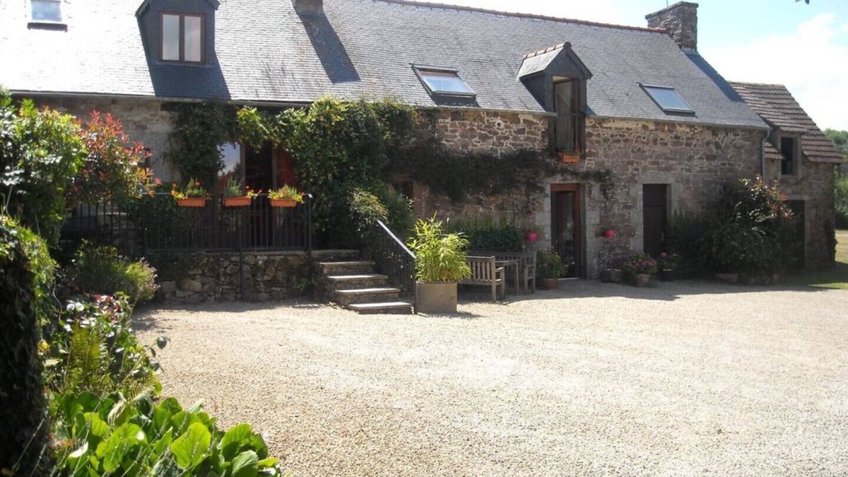 Ploezal House | The Longere Sleeps 5 (2 Bedrooms)