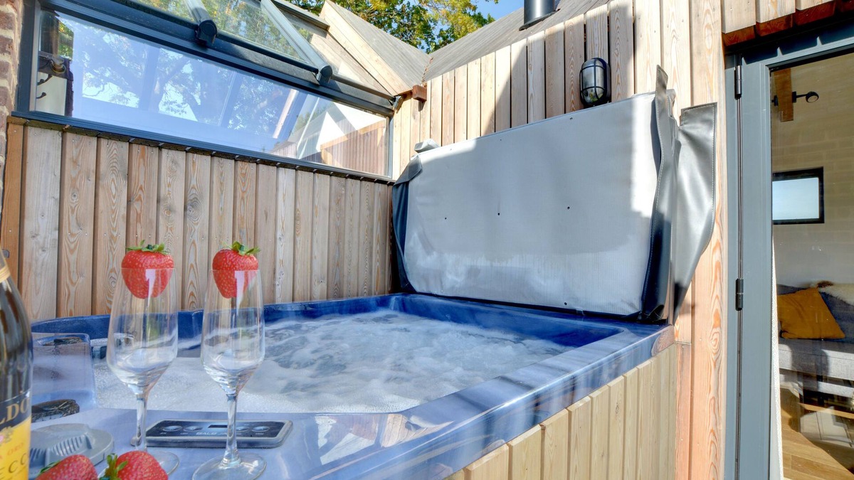 Stone in Oxney House | The Lookers Legacy - One Bedroom House, Sleeps 2