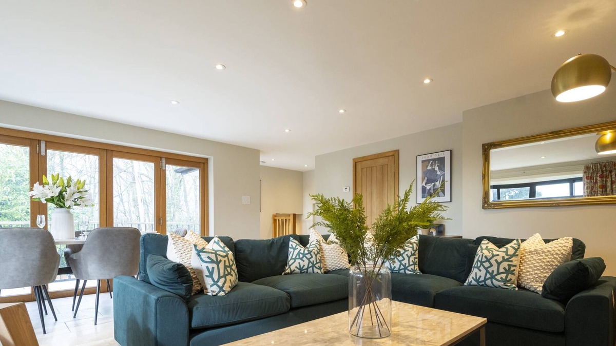 Knowl Hill House | The Lookout - 2 beds, private garden & parking