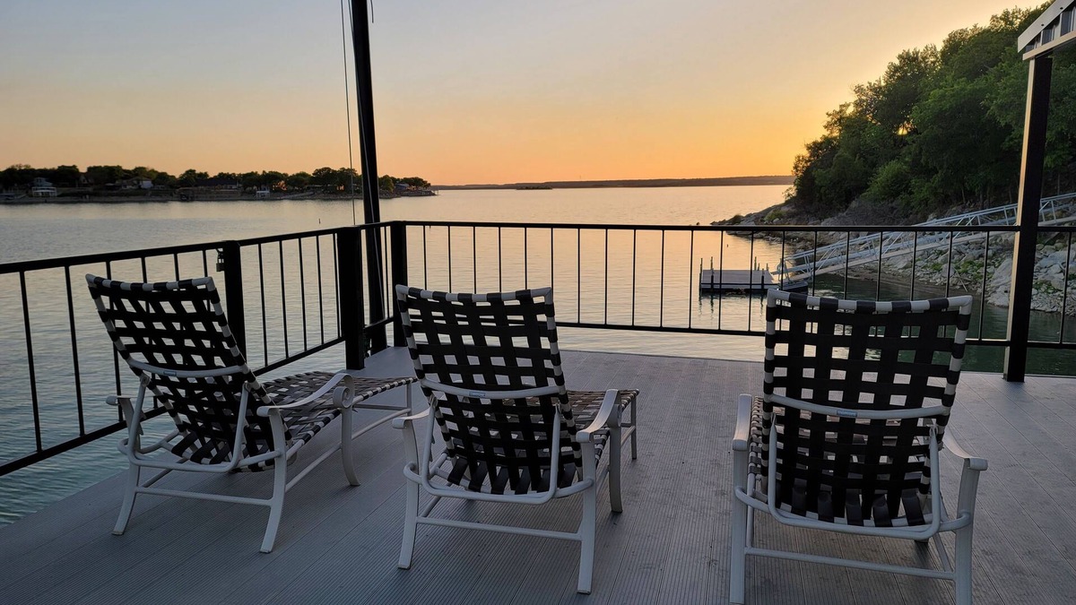 Lake Bridgeport House | The Lookout at Lakewood, Lakefront Paradise with Ultimate Entertainment, Hot Tub and Dock