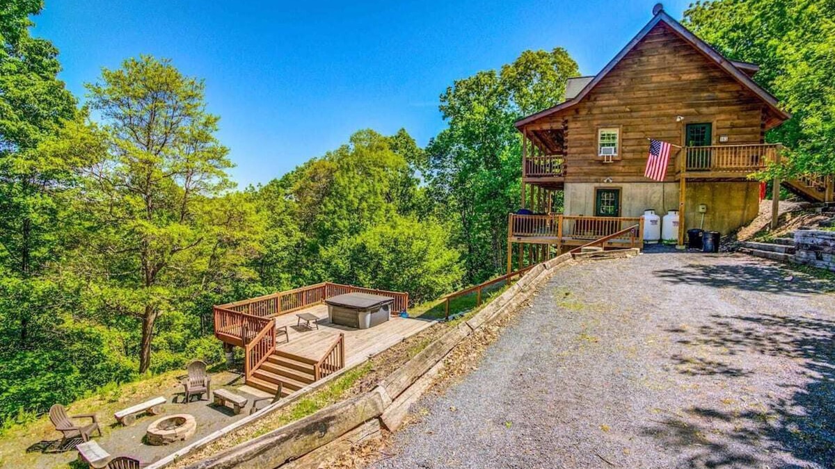 Hickory Hills Cabin | The Lookout Cabin! Pocono Mountains, Views, Hiking, State Parks!