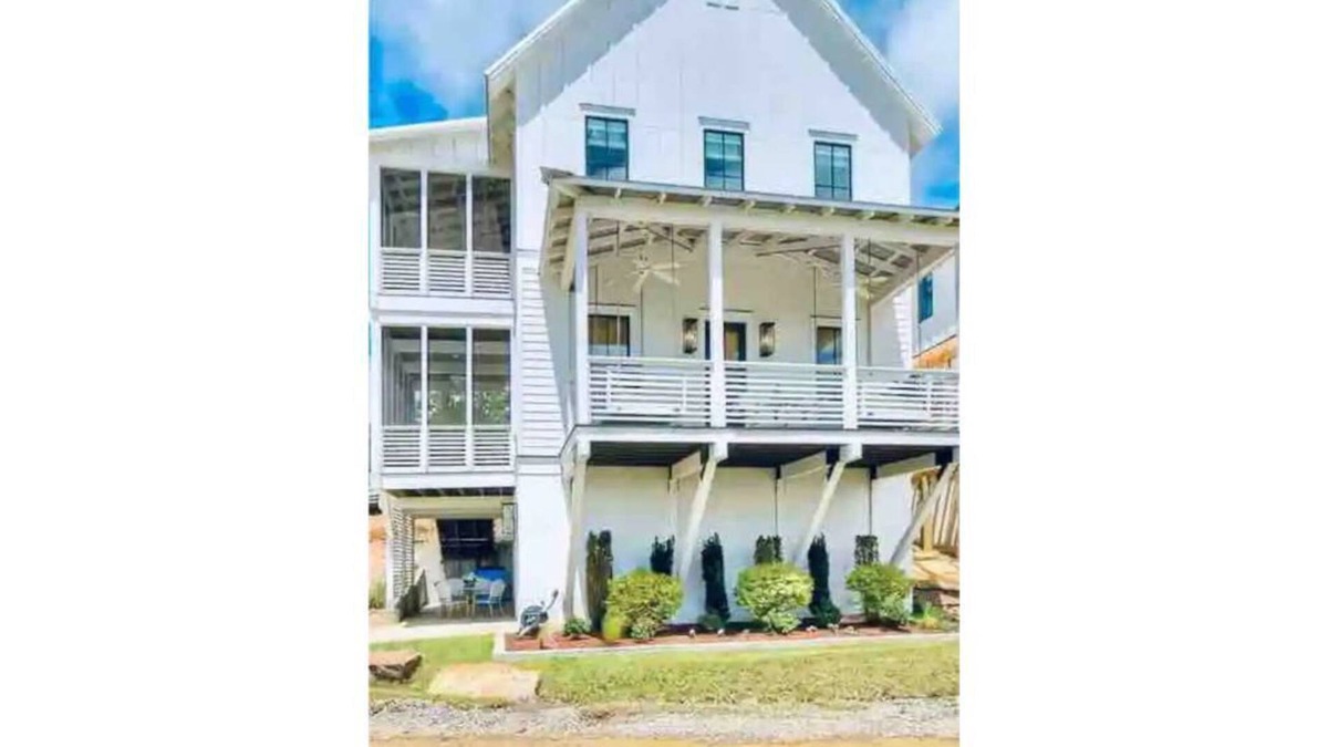 Eufaula House | The Lookout-Lake Front Beach House-Carlton Landing