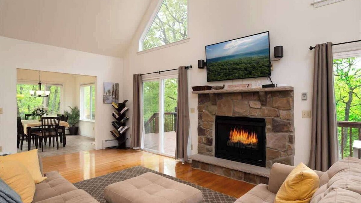 Lackawaxen Ski Chalet | The Lookout * Lake * Masthope * Firepit * Arcade