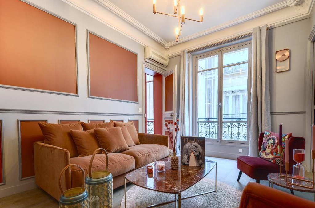Champs-Elysees Apartment | The Lord Byron Suite