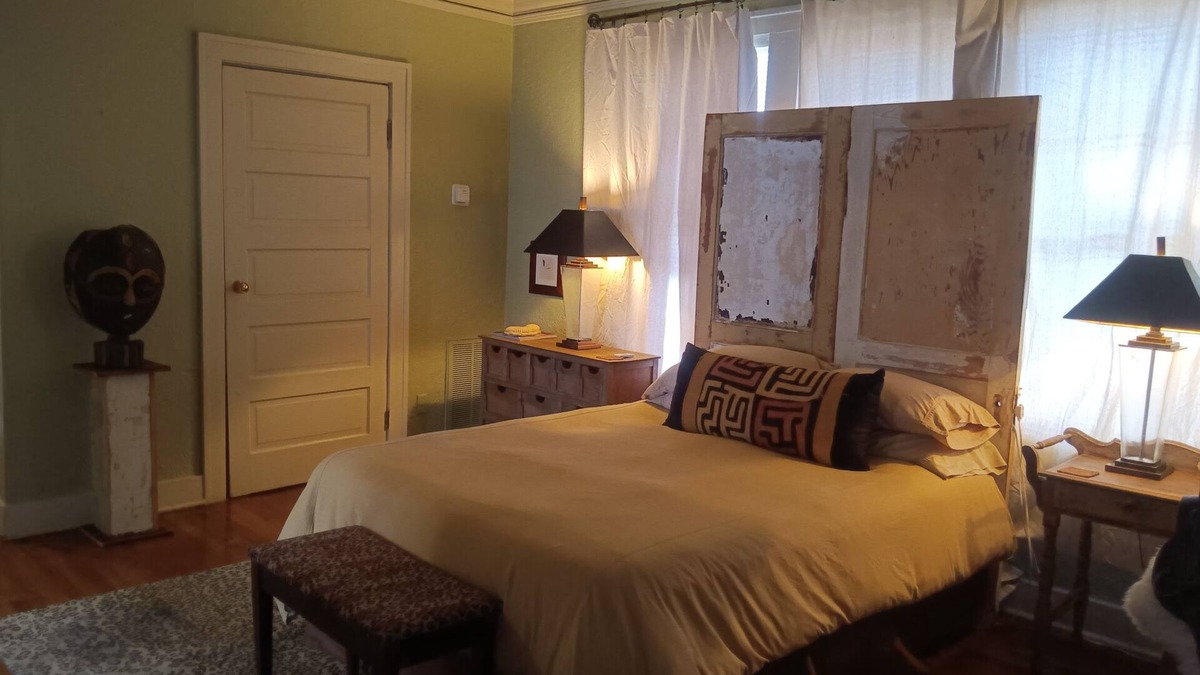 Memphis Apartment | THE LOVE SHACK LARGE MIDTOWN VIBE WITH BIG MONTHLY SAVINGS