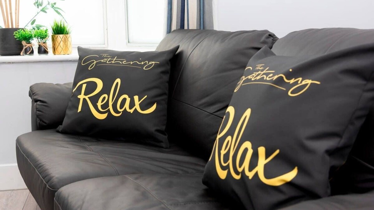 Wrexham Apartment | The Lower Gathering - Wrexham Town Centre - Sleeps Up To 10