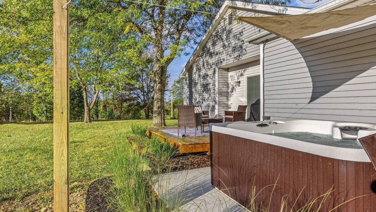 Harrodsburg Apartment | The Luxe/Hot Tub/Putt Putt/10 Miles Shaker Village