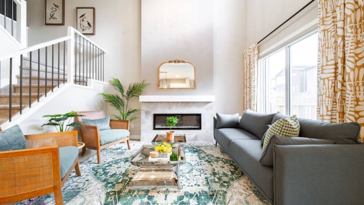 Southeast Edmonton House | The Luxe | King Bed | Sleeps 8 | Near YEG Airport!