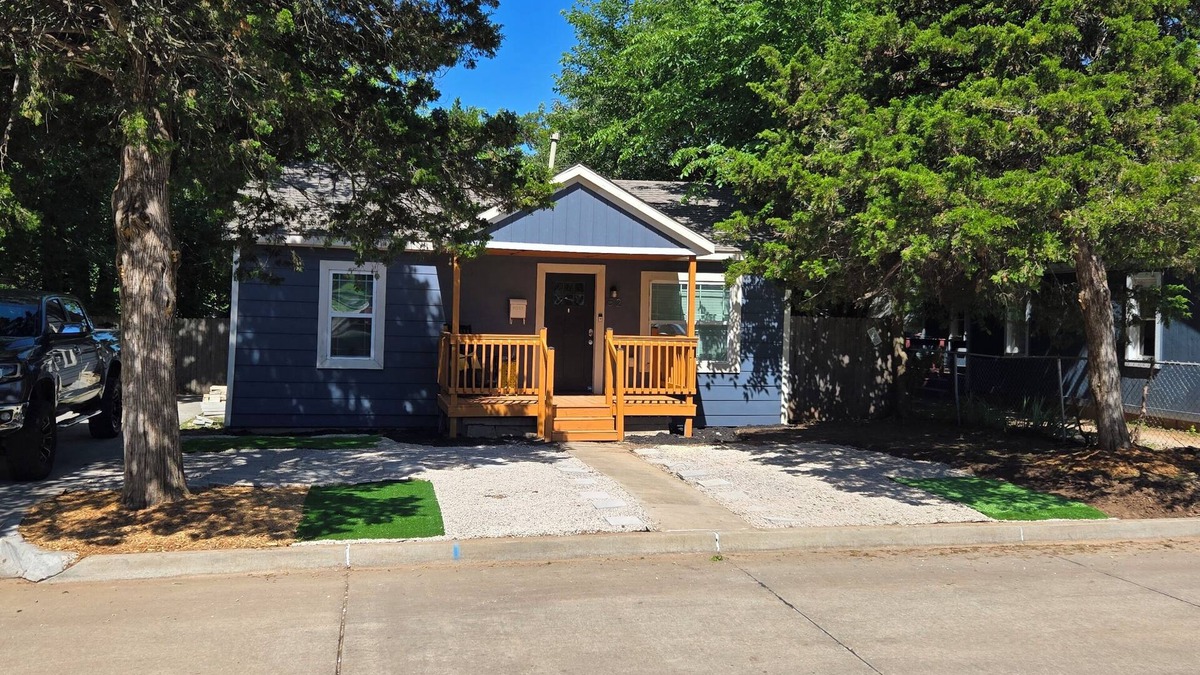 Norman House | The Luxe near Campus Corner. Walking distance to sports and campus activities.