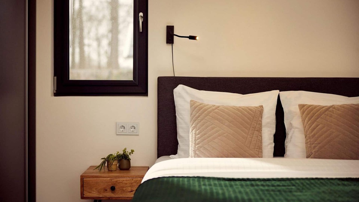 Kotten Hotel | The luxurious two-person hotel studio with a beautiful patio, high windows and sliding doors offers a surprising amount of privacy, space and comfort.