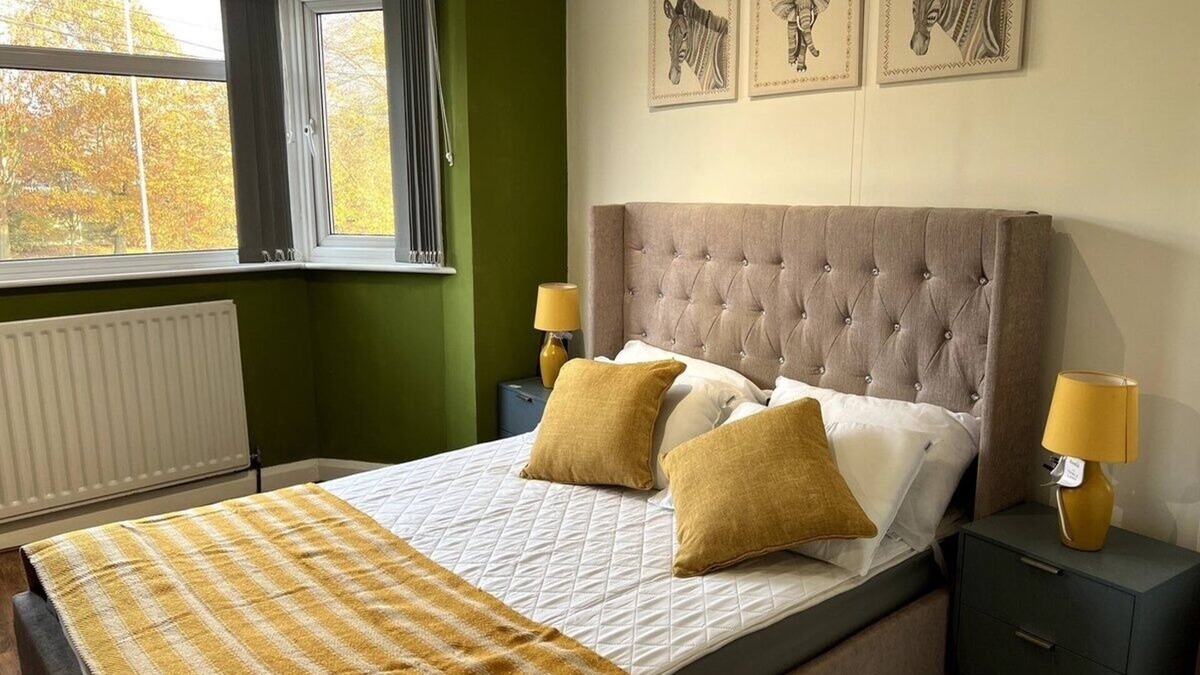 Tunstall House | The Lyme Lounge - Spacious & Modern 3 Bed- Parking