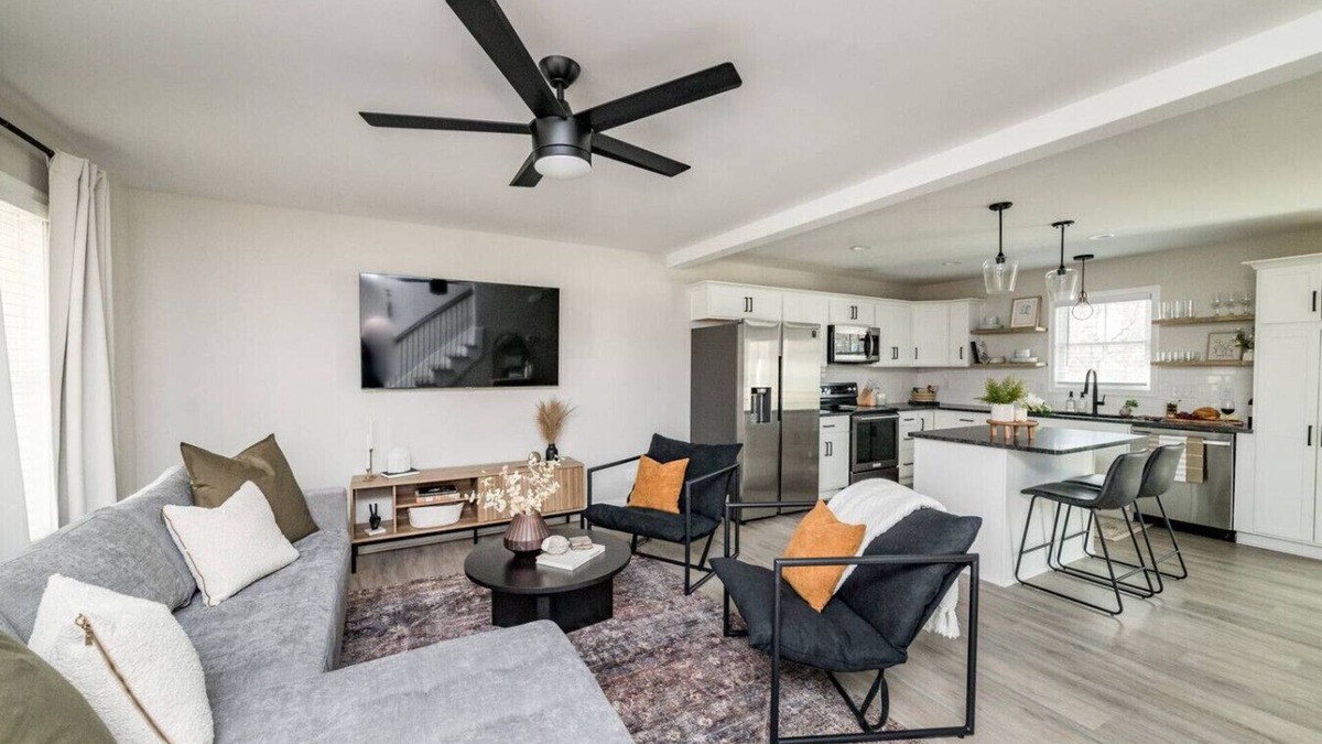 Madison Heights Apartment | The Madison, 5 Minutes to Downtown, Firepit and Deck!