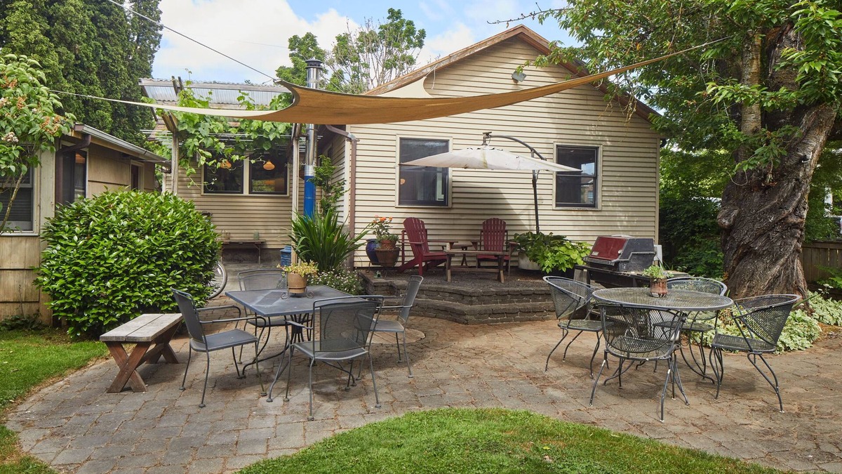 Overlook House | The Madrona House!nFreshly renovated bungalow/detached studio/office space.