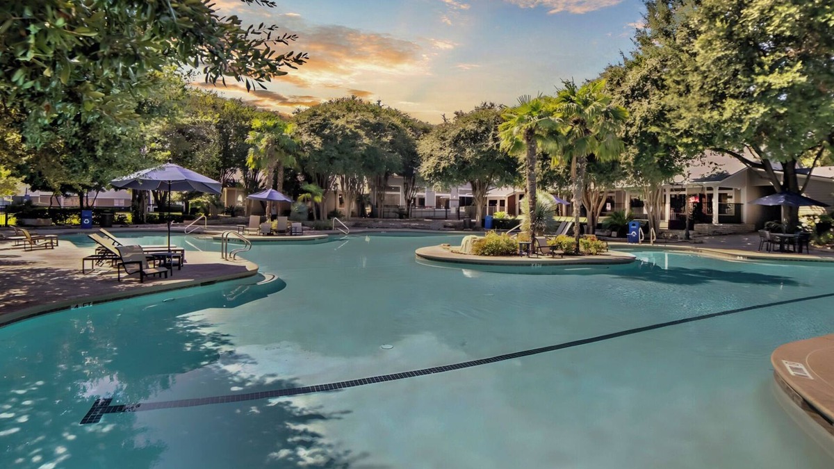Pleasant Valley Apartment | The Magenta - Bold Design + Prime Location + Sleeps 10 + Amenities