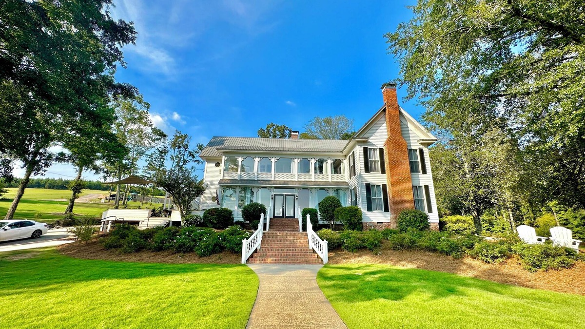Cedar Bluff House | “The Magnolia House” LakeFront Compound Sleeps 58+!Pool, Hottub, kayaks, &more!