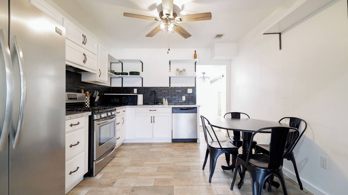 Cuero House | The Main St House-Charming 2-bedroom home, fitness room in peaceful Cuero