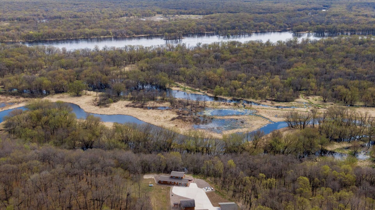 Pepin Cabin | The Main Stay on the Bluff: Private 4-Bedroom Retreat in peaceful Pepin.
