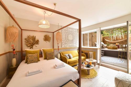 Porte-Dauphine Apartment | The Majestic Garden Suite