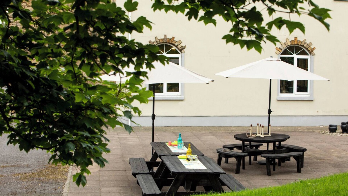 Lecemy House | The Manor - 4 bedrooms all ensuite, 7 beds, sleeps 12