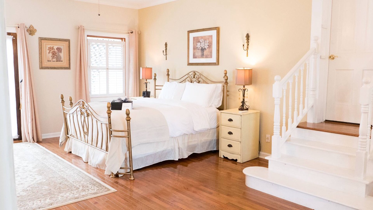 Round Hill Bed & Breakfast | The Manor at Airmont