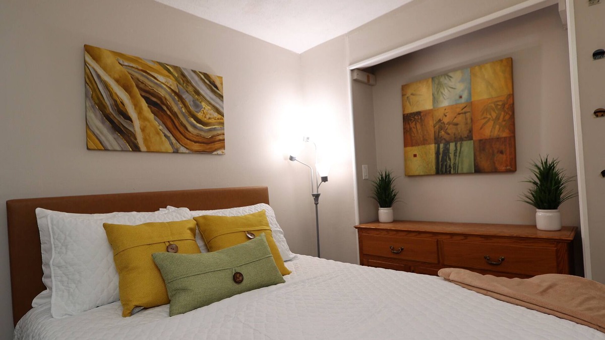 Corn Hill House | The Manor at Corn Hill: A spacious 6BR house in historic downtown Rochester