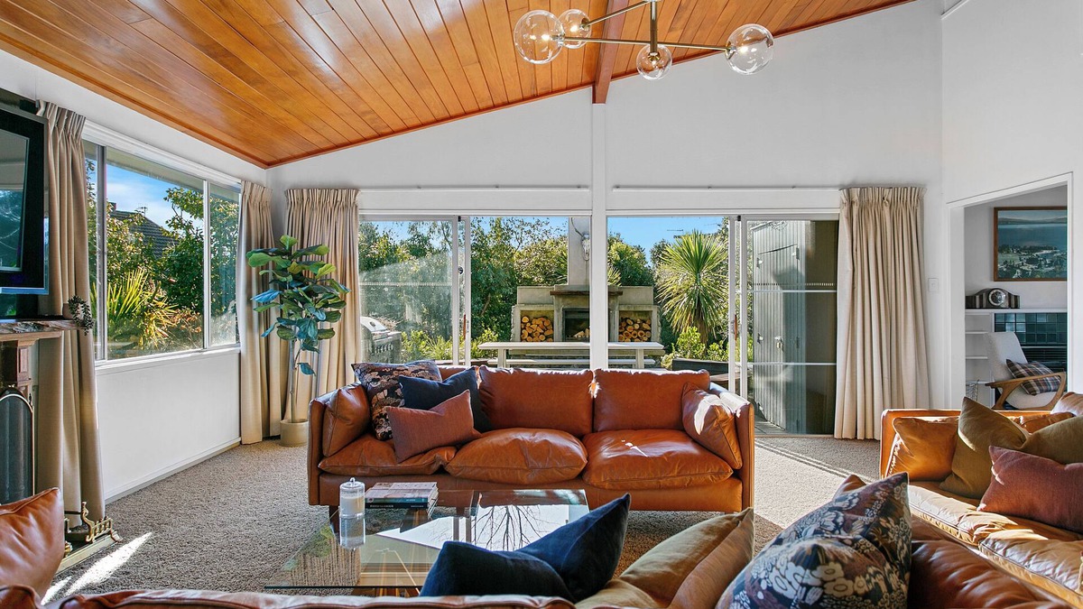 Waipahihi House | The Manor - Spa, Sauna, Trampoline and Huge Grounds