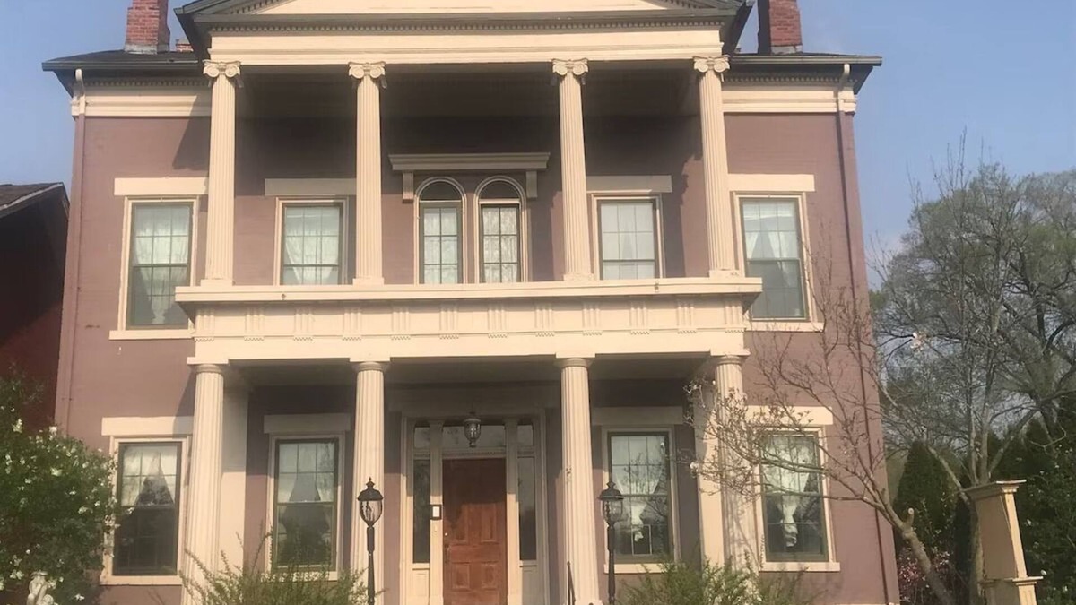 Galena House | The Mansion on Park Avenue - walk to downtown Galena