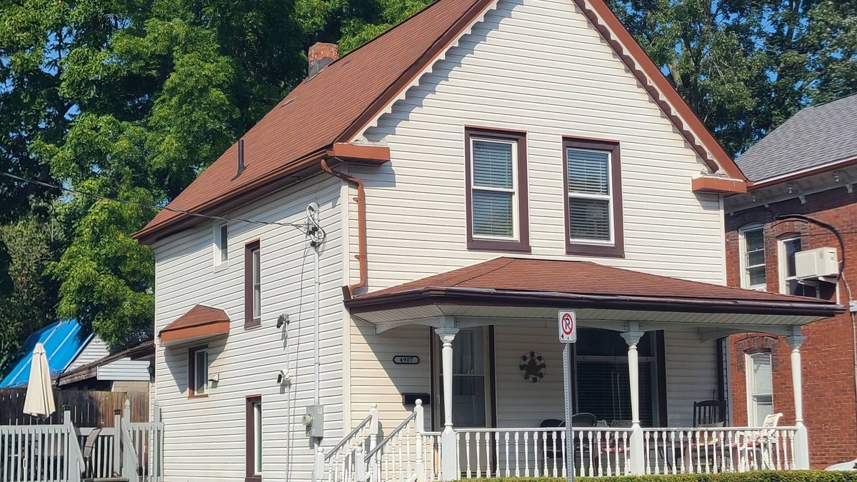 Niagara Falls House | The Maple Leaf House - Walking Distance to The Falls and Downtown!