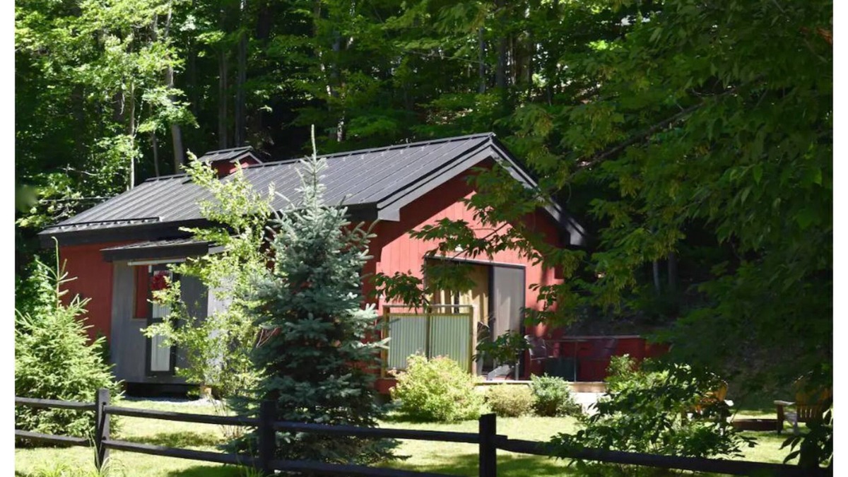 West Hartford Cottage | “The Maple Moose”, modern cabin near Woodstock