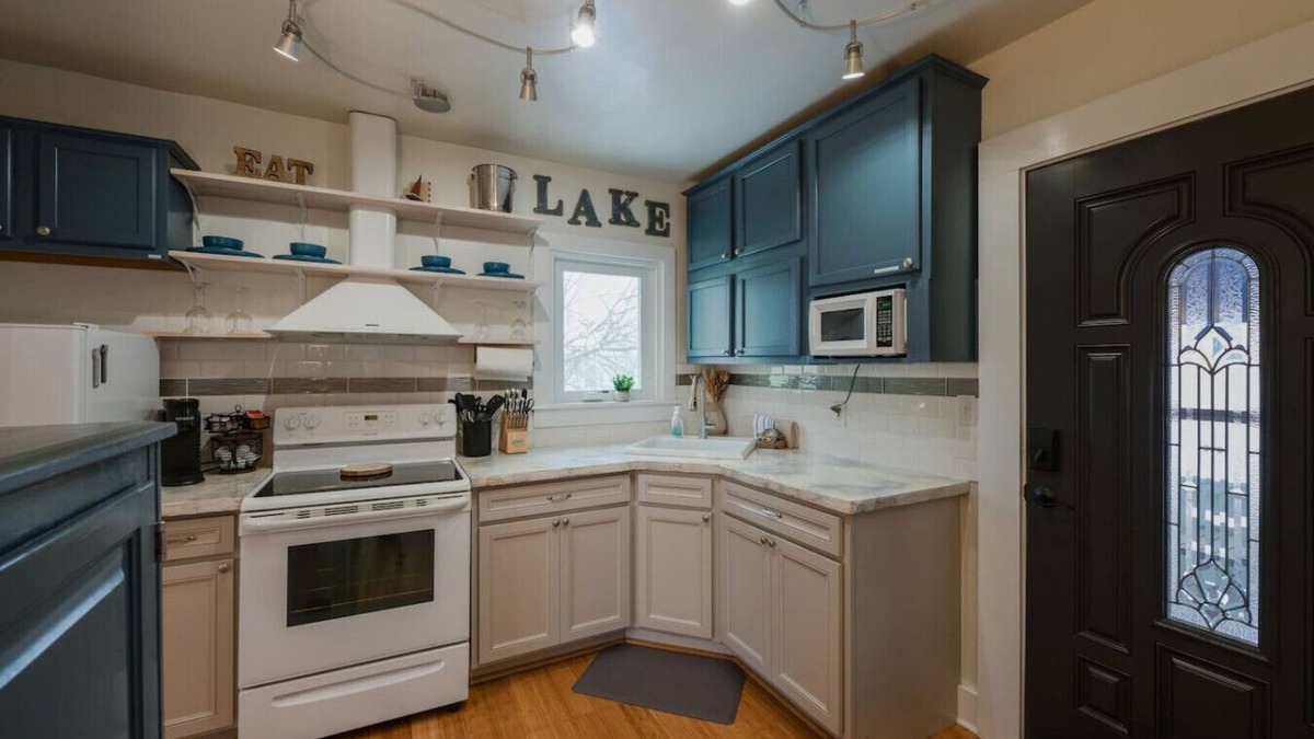 Lakeside Condo | The Marblehead Inn - Beacons