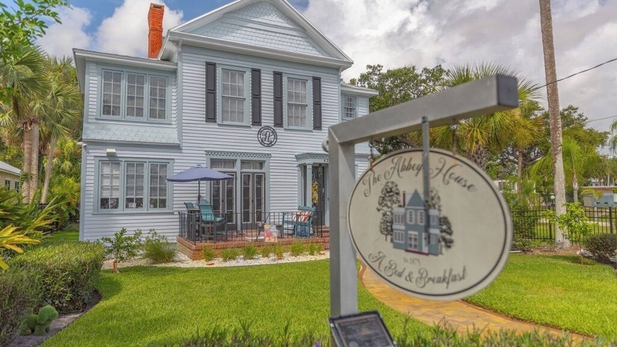 Hodgmans Daytona Bed & Breakfast | The Margaret suitenA Stay & Story to Remember
