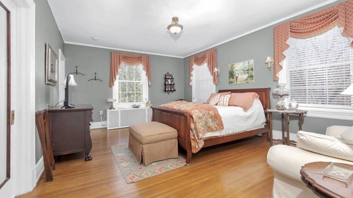 Roanoke House | The Maridor - "Iris" Historic home near lots of shops and restaurants