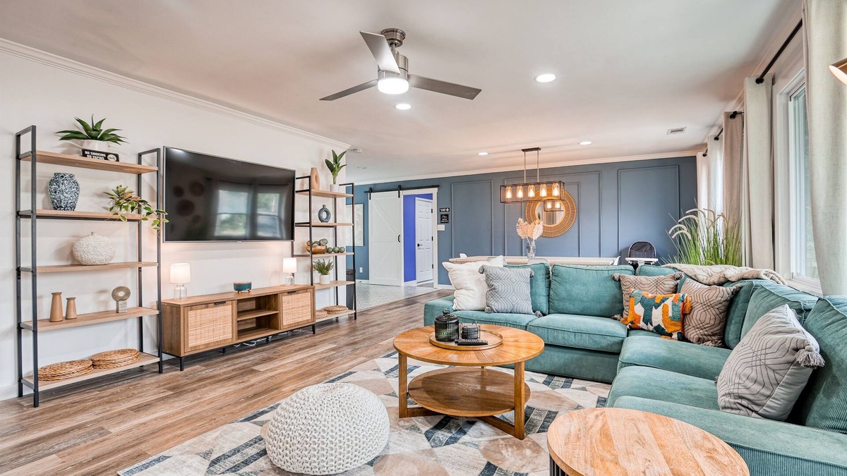 Thunderbolt House | The Mariner's Rest | Near Downtown! | Game Room!