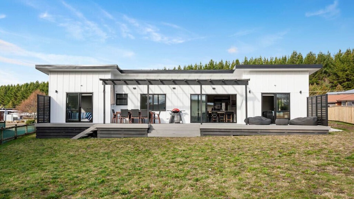 Motuoapa Cottage | The Marvel of Motuoapa - Modern Holiday Home