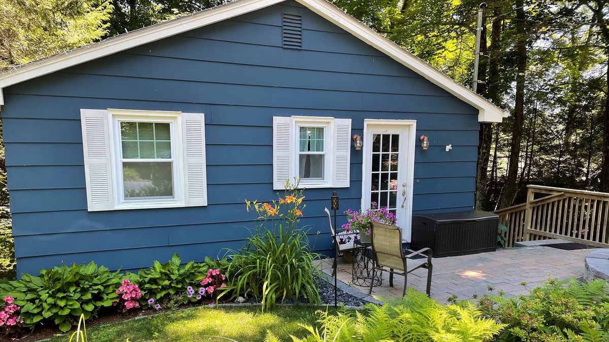 Holland Cottage | The Maybrook: Peaceful Getaway by a Lake