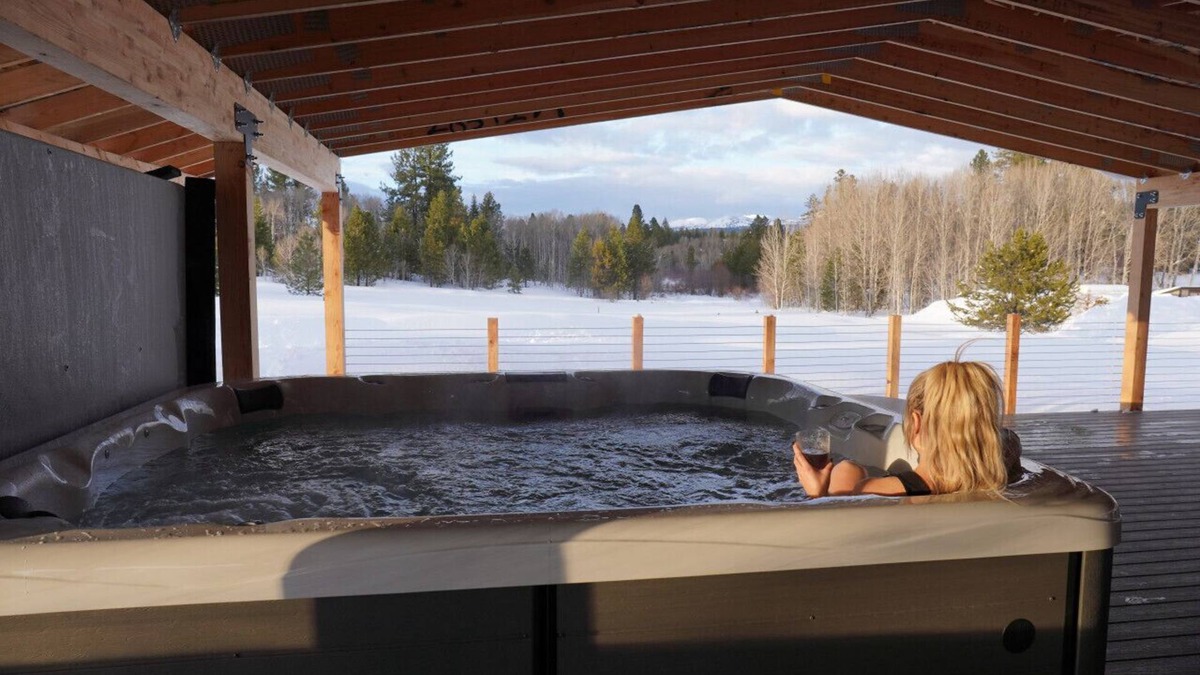 McCall Cabin | The McCall House- Hot Tub, A/C, Huge Covered Patio